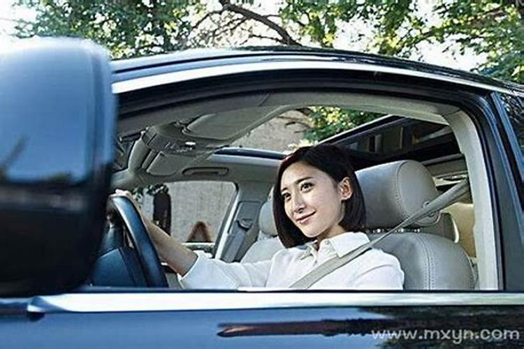 梦见开紫红色车
