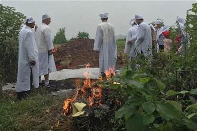 梦见死人下葬是什么意思？