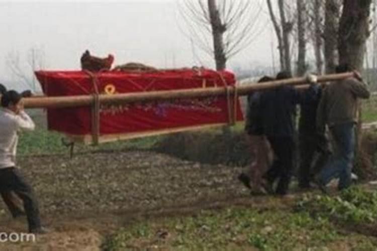 梦见奶奶死了把她抬到棺材里的预兆