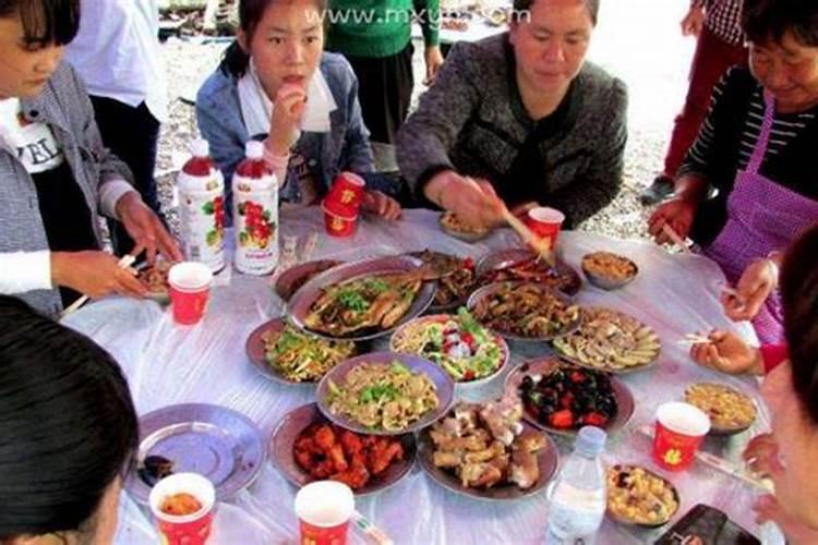 梦见很多人在一起吃酒席预示着什么