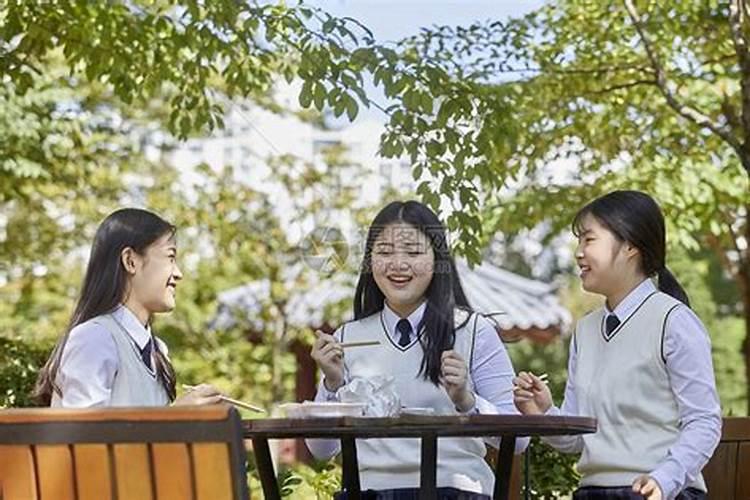 梦见和高中同学一起吃饭的预兆