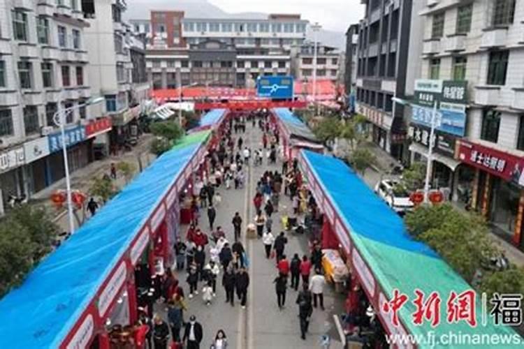 怎么写人教版第二单元作文？关于风俗的!麻烦一天之内告诉我