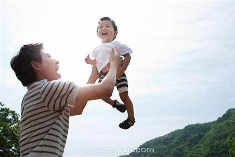 梦见自己抱着小孩是什么意思 梦见自己抱着小孩的含义