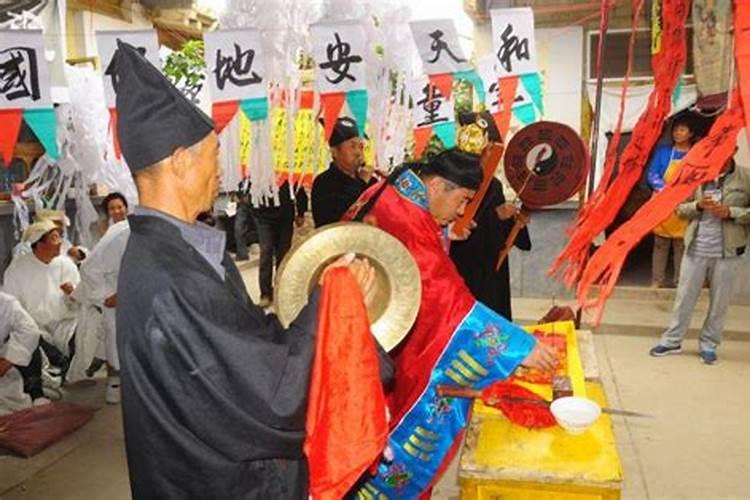 女人梦见自己被水淹是什么意思
