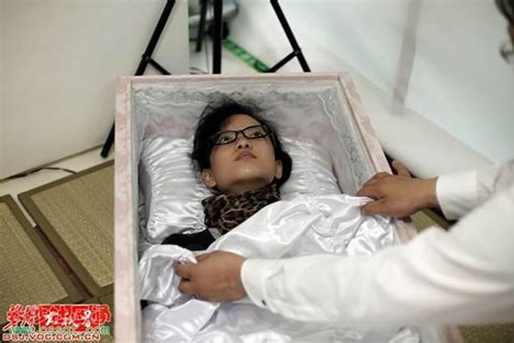 梦见丈夫死了躺在红棺材里的预兆