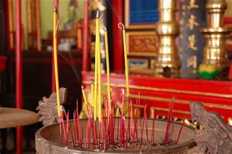 梦见上香拜菩萨什么意思