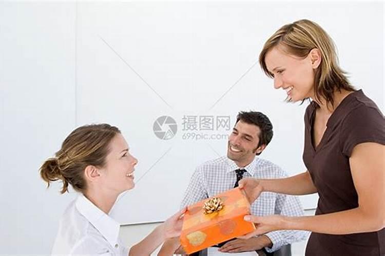 梦到很多人抬礼物来我家