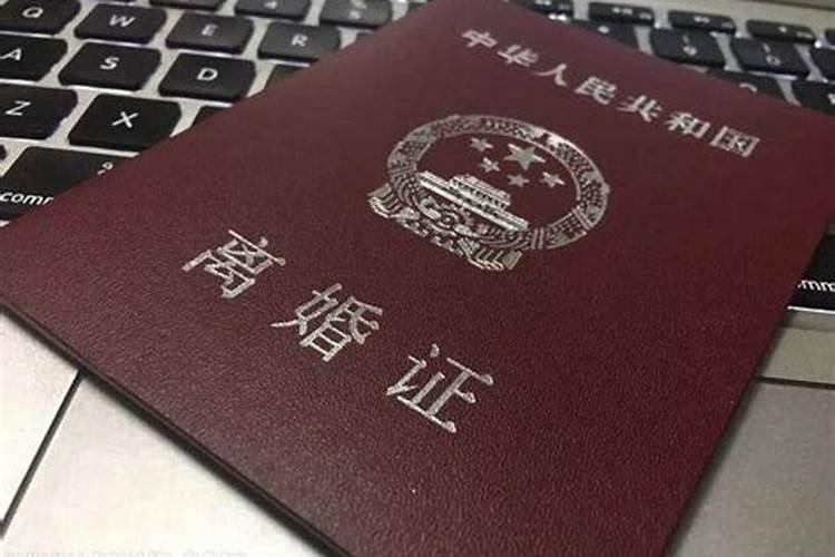 这两天做梦老是梦见前女友。并和她闹离婚。我们并没有结婚。这预示着...