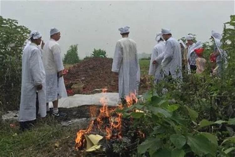 梦见活着的人死了出殡是什么意思