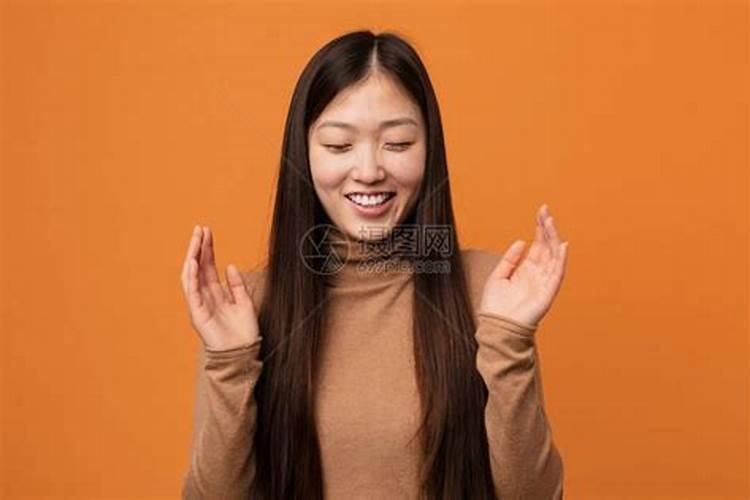 梦见女人对着自己笑的预兆