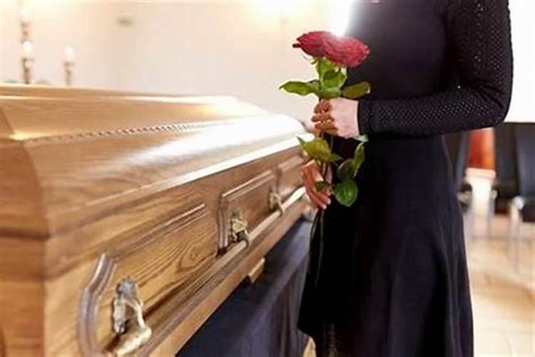 梦见抬棺材去埋葬