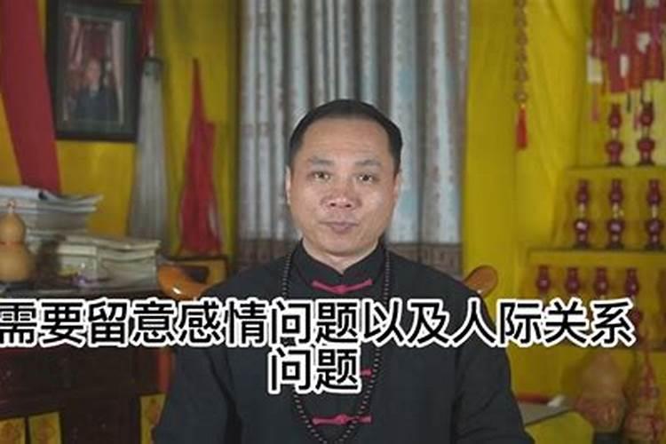 单身女孩梦见有男朋友了,单身梦到有男朋友还很甜、长相清晰
