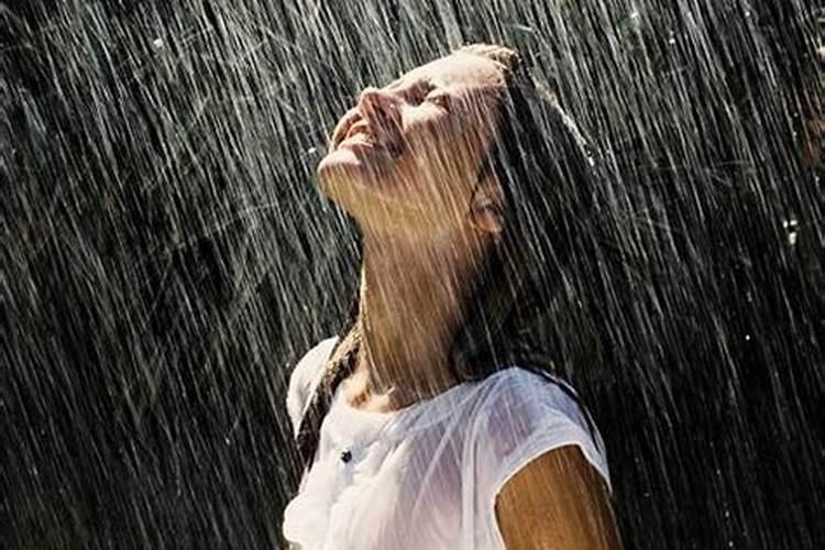 梦见衣服被雨淋湿的预兆