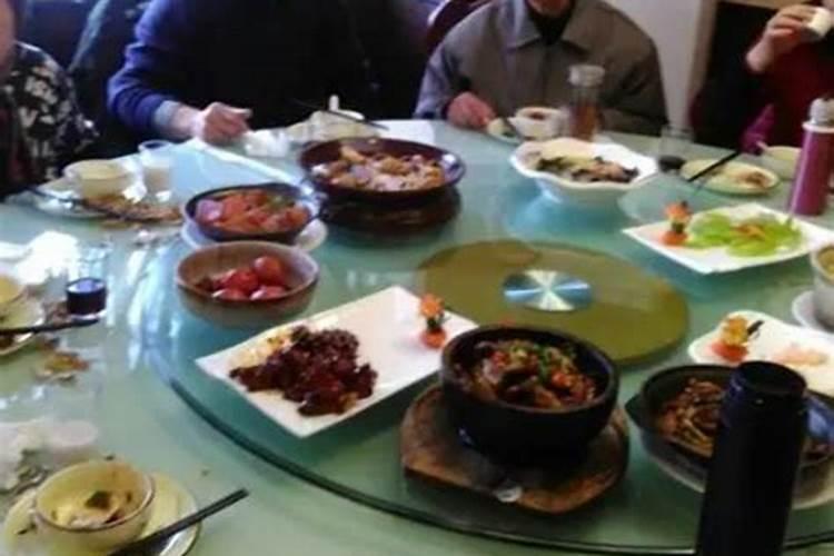 梦见去舅舅家吃饭的预兆