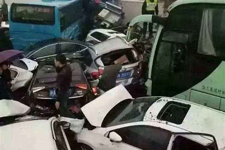 沈海高速11死19伤车祸,大货车穿越护栏撞向大客车,司机有违法驾驶吗？