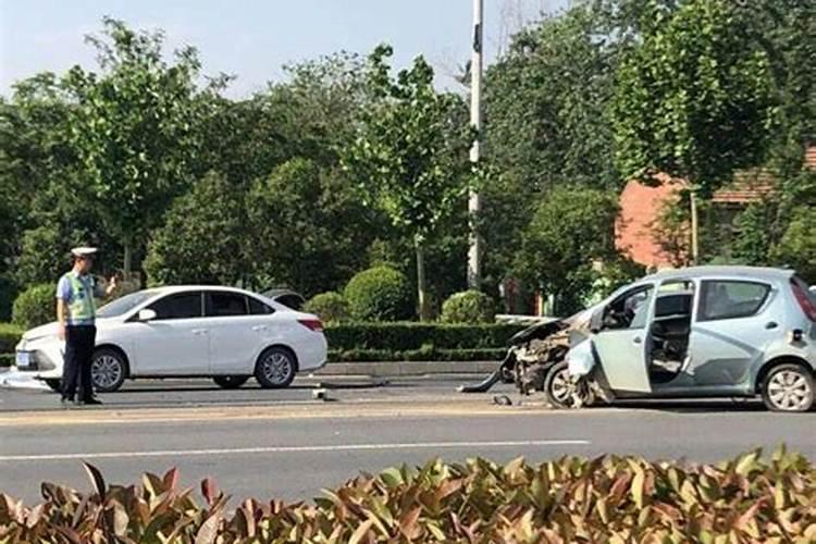 梦见爱人出车祸是什么意思