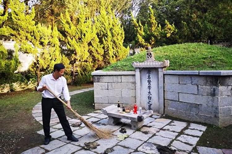梦见家族坟圈内己故的爷爷奶奶大伯大妈叔叔的坟墓是什么预兆？