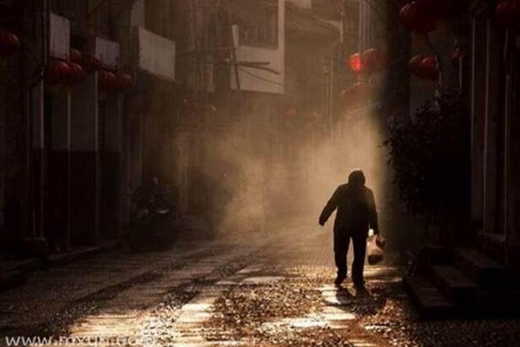 梦到死去的外婆,而且在梦里清晰的知道她是回来看我们。是为什么？