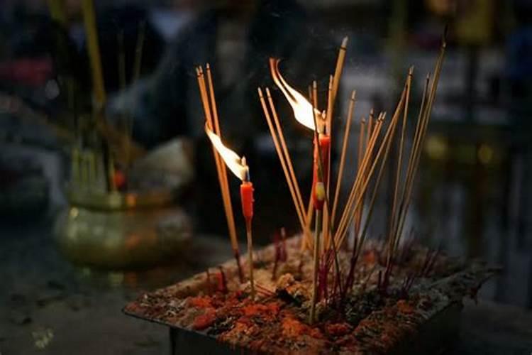 中元节是在家里还是在坟前祭拜