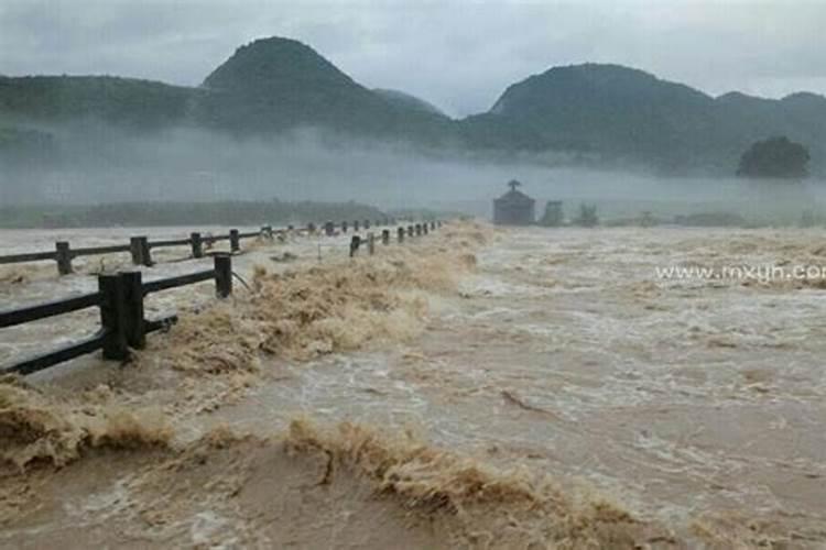 梦见大海两男伸出手向我而来的预兆