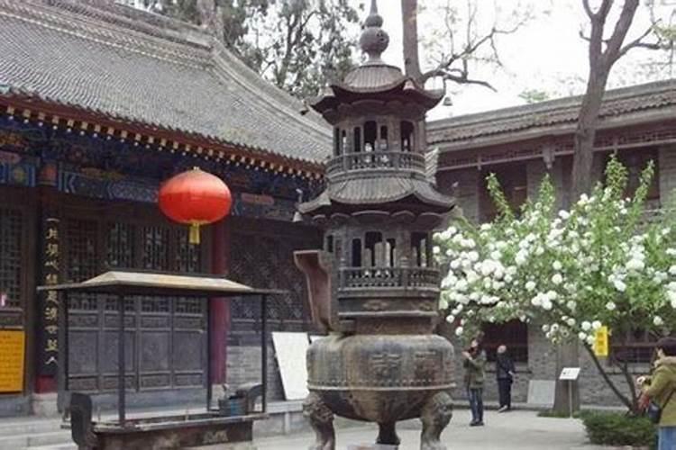 父亲忌日不回去可以去寺庙烧香吗？应该怎么办？