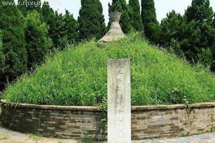 梦见坟墓地涌出水