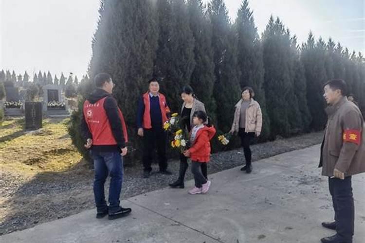 请问从合肥市区到三国新城遗址公园西面的鸡鸣山去,怎么坐车？有公交吗...