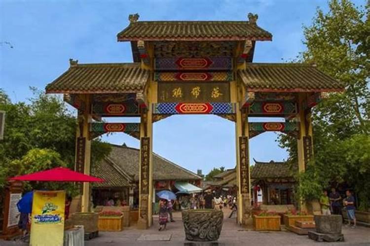 预计中秋节去成都玩两天,谁知道哪里比较好玩？而且消费比较低,两天玩...