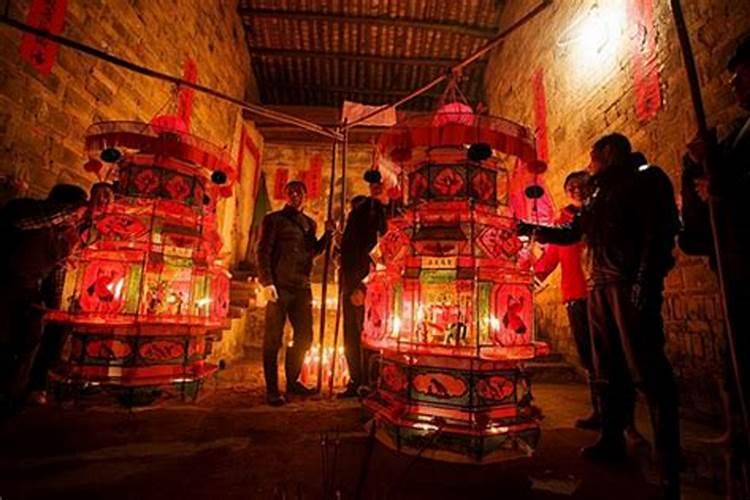 我国很多地区的人们,都有八月十五晚上拜月的习俗,具体是如何进行的呢...