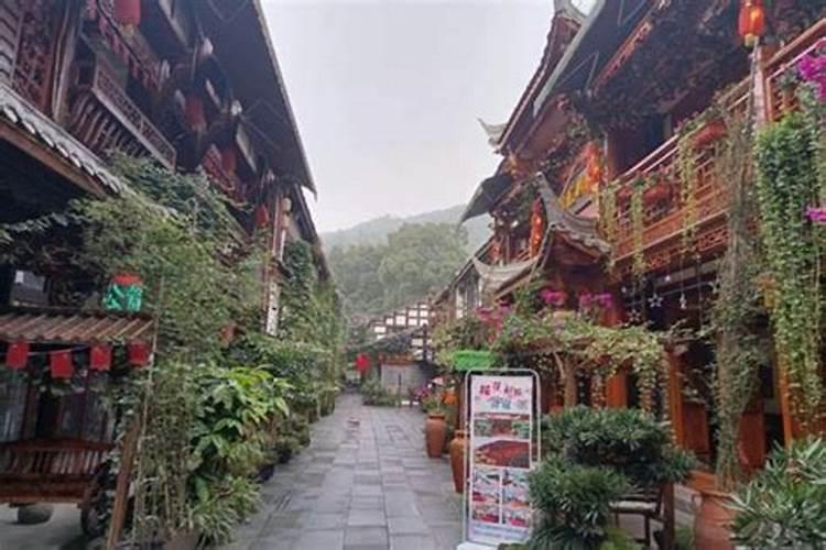 预计中秋节去成都玩两天,谁知道哪里比较好玩？而且消费比较低,两天玩...
