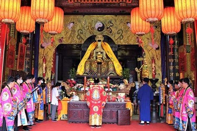 每到吃饺子,都会放门外三个饺子,请问供奉的是什么神仙？