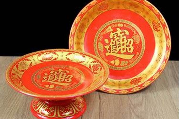 财神供桌上的供品摆放