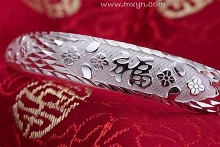女人梦见银手镯什么意思 预兆