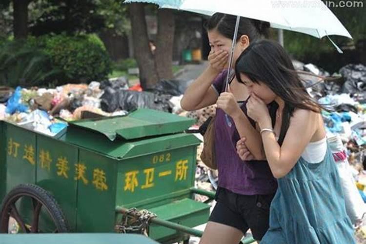 黑洞能让我们穿越时空,回到过去,见到已故的亲人吗？