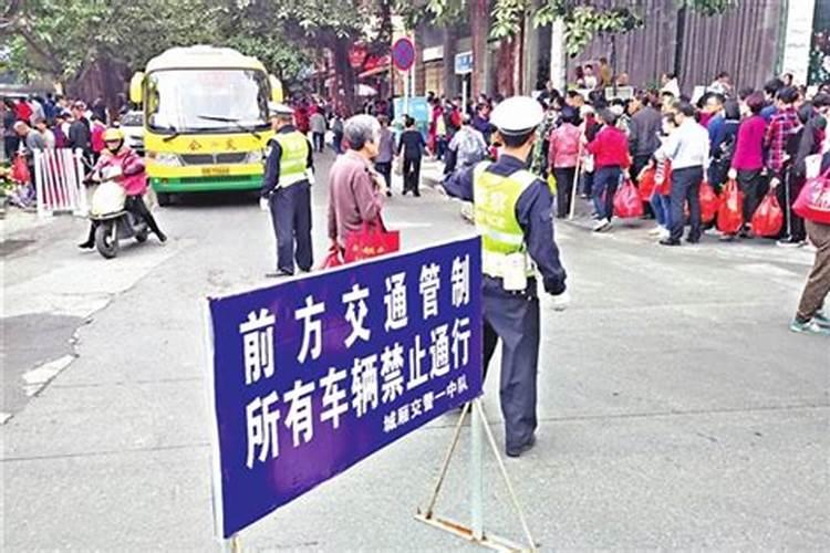 请问从合肥市区到三国新城遗址公园西面的鸡鸣山去,怎么坐车？有公交吗...