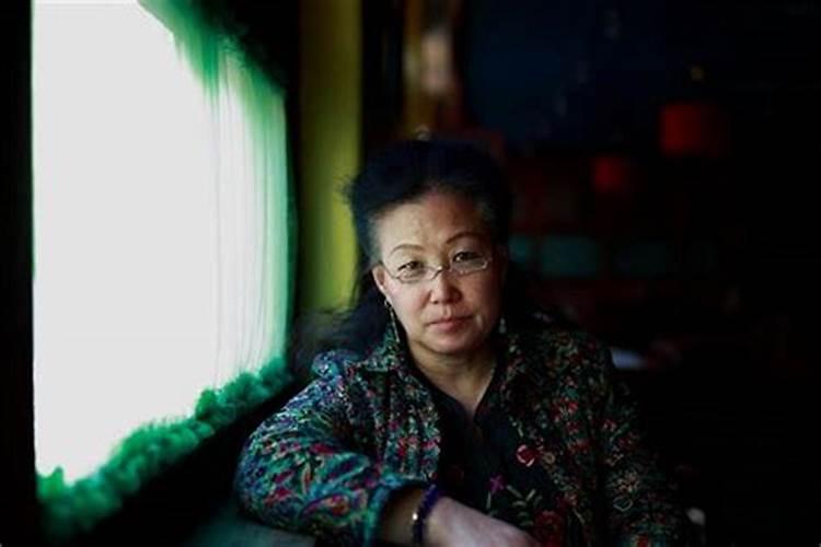 女人梦见去世母亲交谈