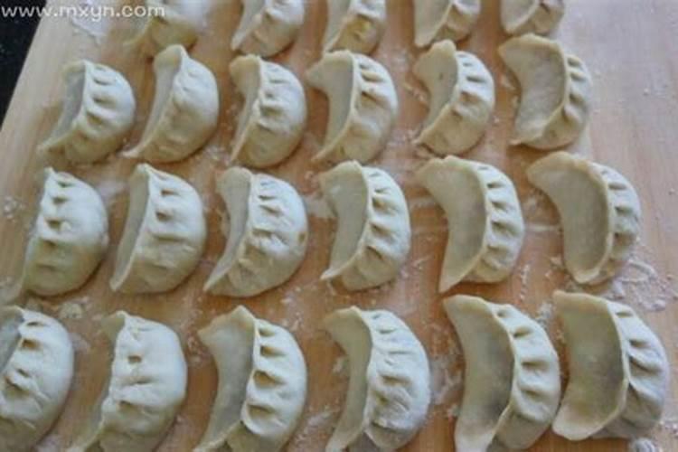 梦见包饺子露馅包不住