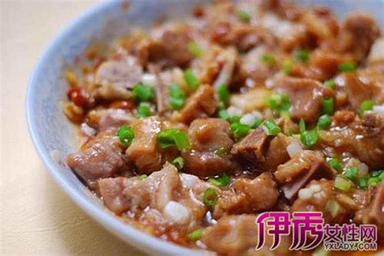 梦见想吃酒席上大块的猪肉皮