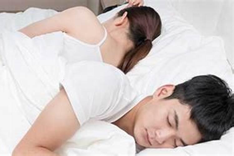 梦见女朋友和别的男人睡觉是什么意思,梦到自己跟别的男人睡在一起