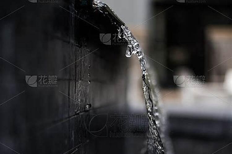 梦见大水流在我妈的坟地上？