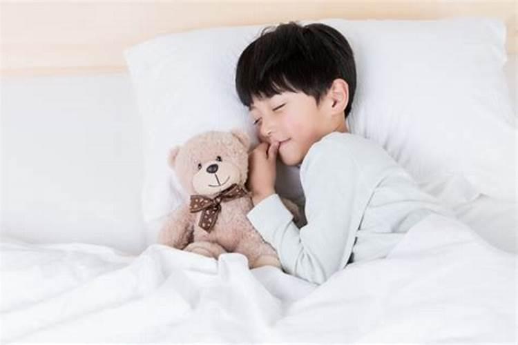 梦见一个小男孩要睡在我身边的预兆