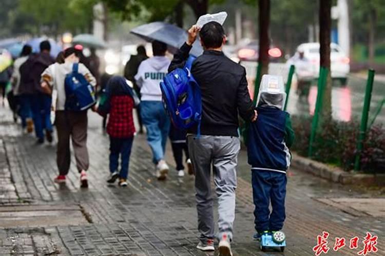 梦见黑夜下雨走路