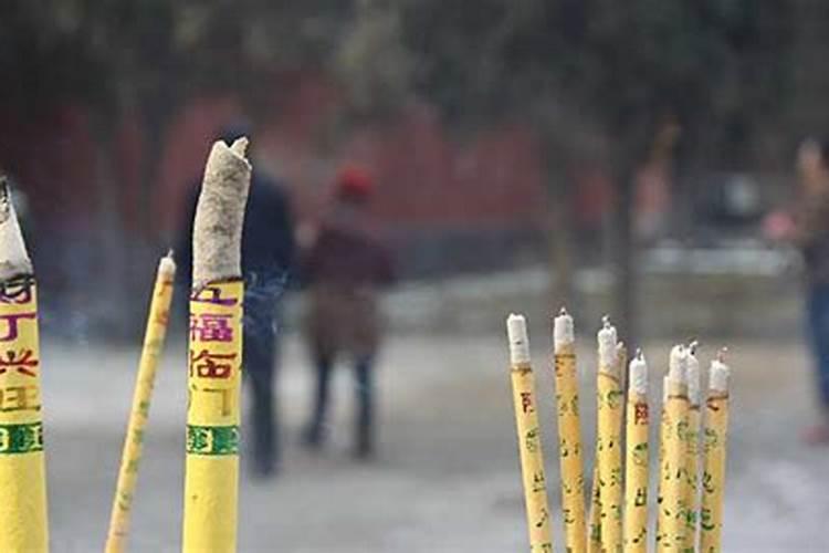 梦见给亲人上坟却烧自已的衣服