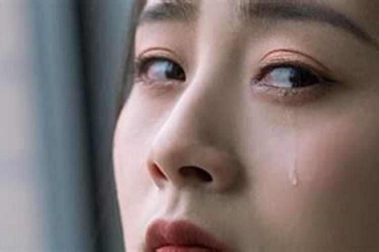 梦到有人死在河里,而我的指甲换了是什么意思？
