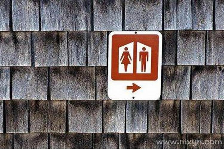 梦见上厕所很脏无法下脚