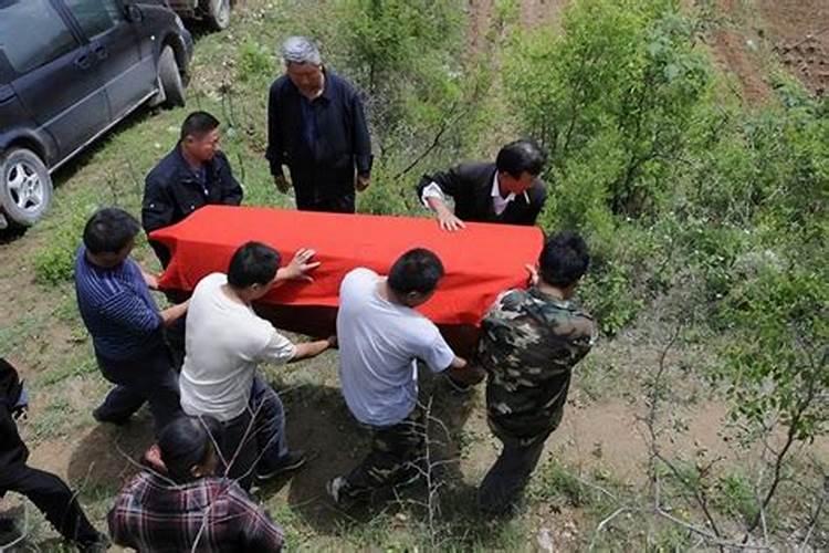 贵州一镇长带200余人刨土开棺引热议,此举的原因是什么？