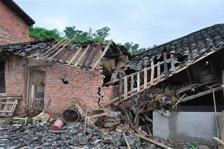 梦见外婆外公的房子爆炸房屋塌了