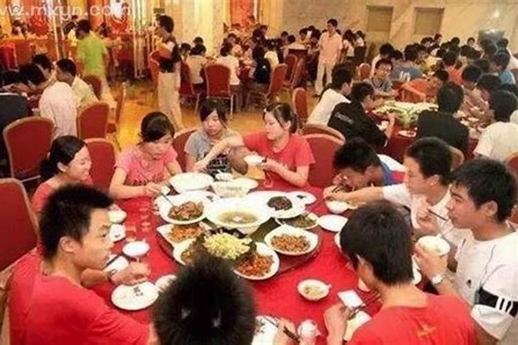 梦见很多人一起吃饭有什么预兆