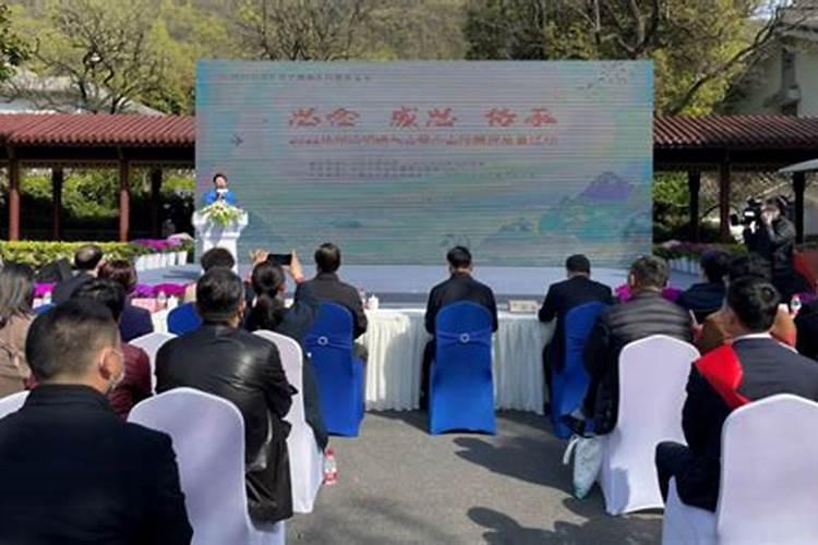 杭州萧山区临江村的丧葬习俗周祭要到坟上烧纸烧香吗？