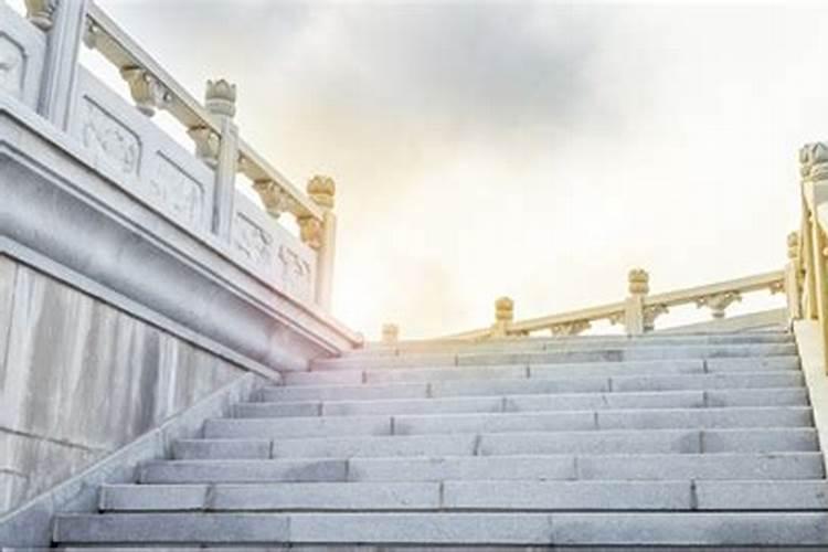 梦见楼下装修把我们上楼楼梯拆了